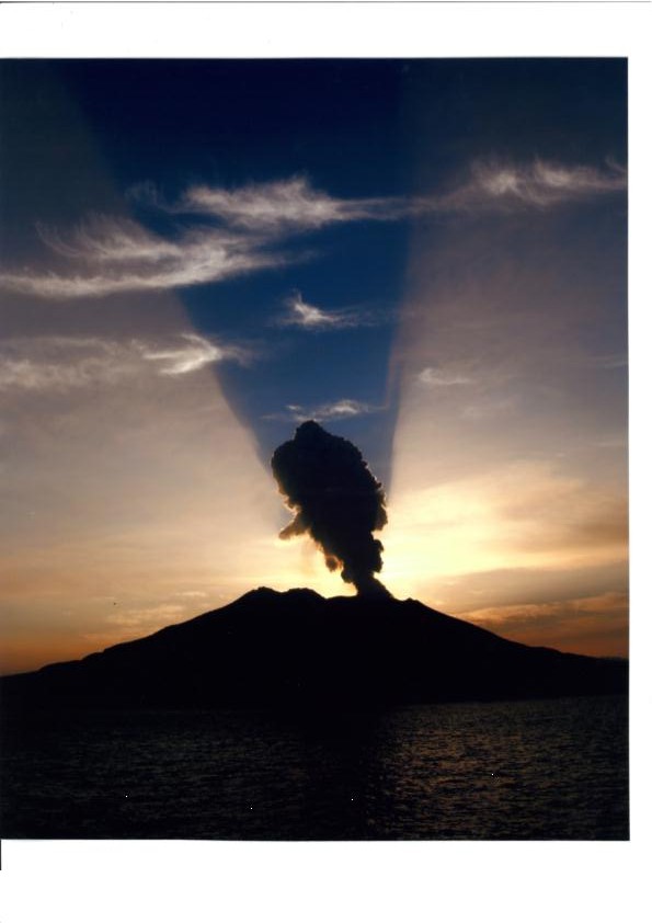 祇園之洲から見る朝の噴火