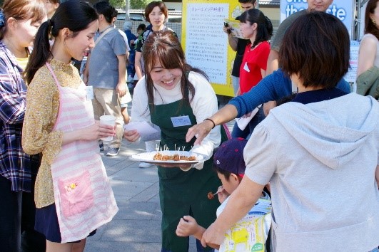 第3回ワークショップ(カレーフェスタ会場での開発メニュー配布)
