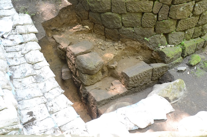 発掘調査で確認した基壇状の石積
