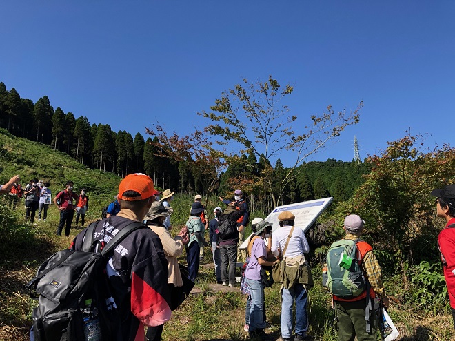姶良市職員の解説の様子(10月3日)