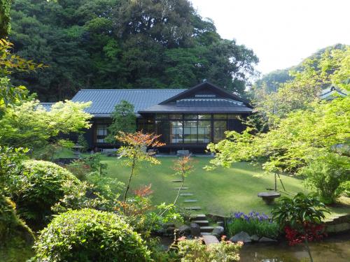 ひらかわ美術館とその庭園