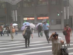 降灰中の市民