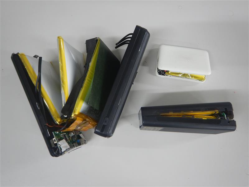 膨張したモバイルバッテリー