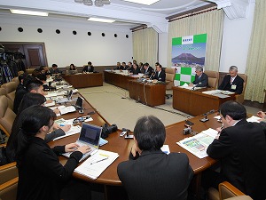 2月13日定例記者会見の様子