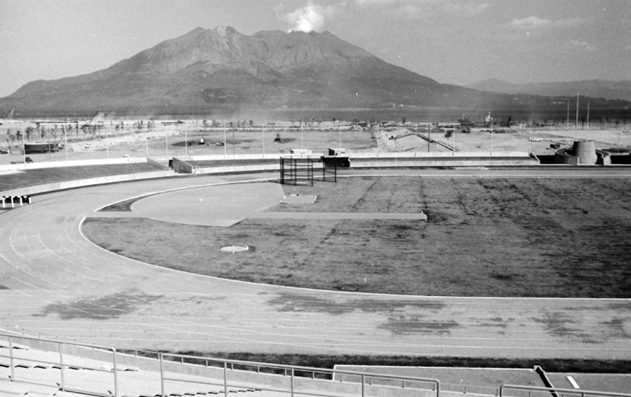 陸上競技場をはじめ施設の建設が進む与次郎ヶ浜埋立地