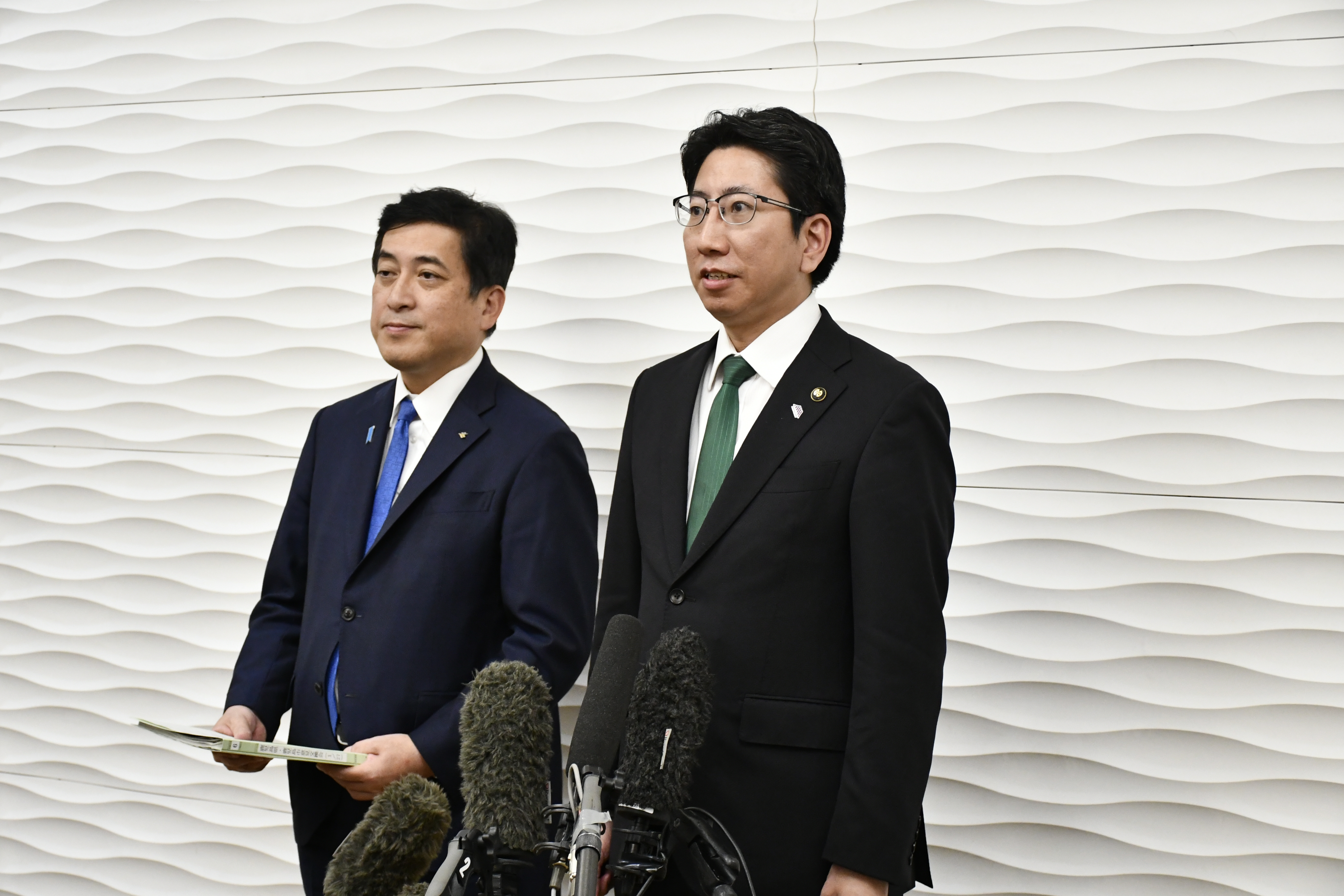 県市意見交換会市長と知事の取材の様子