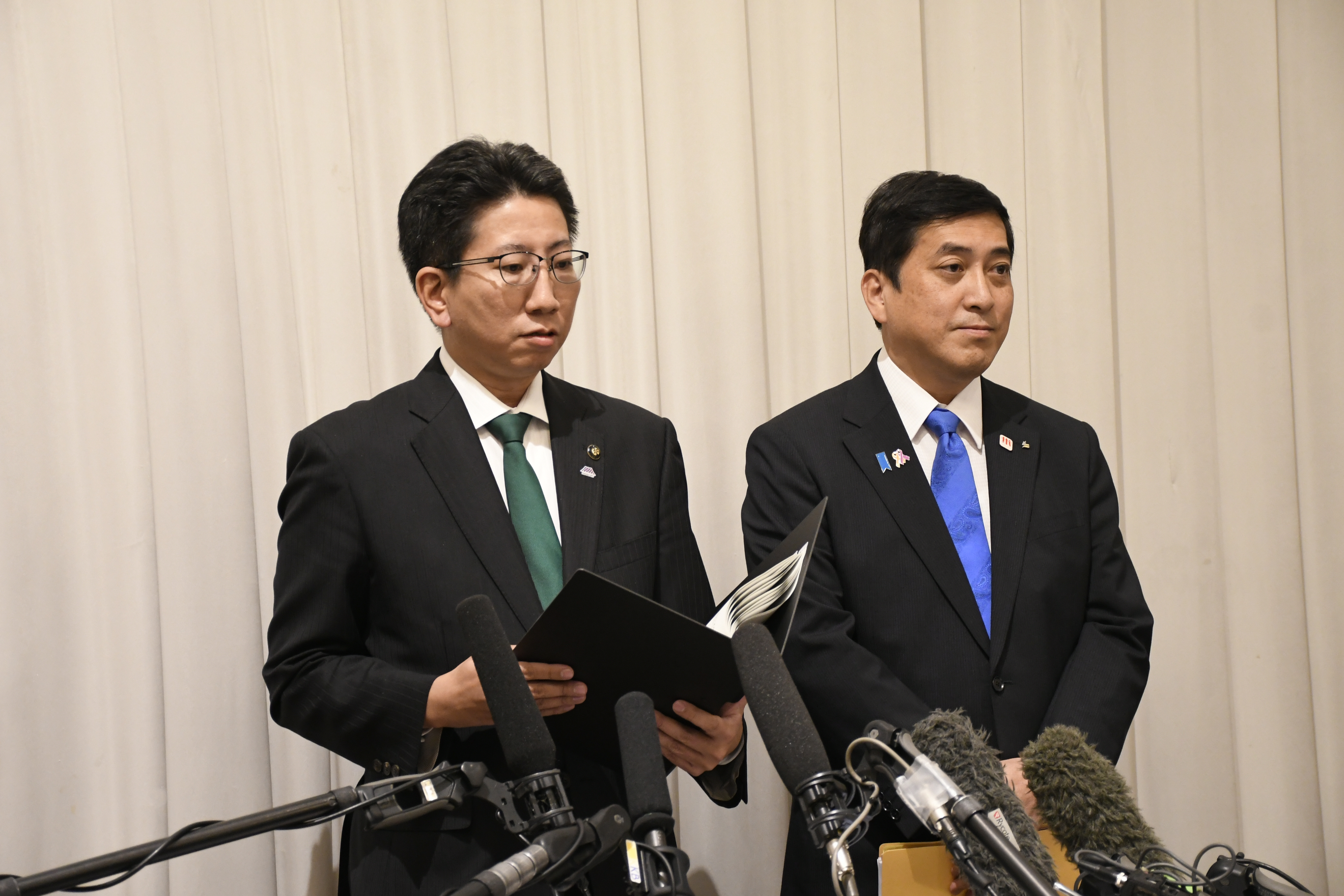 R7県市意見交換会市長と知事の取材の様子