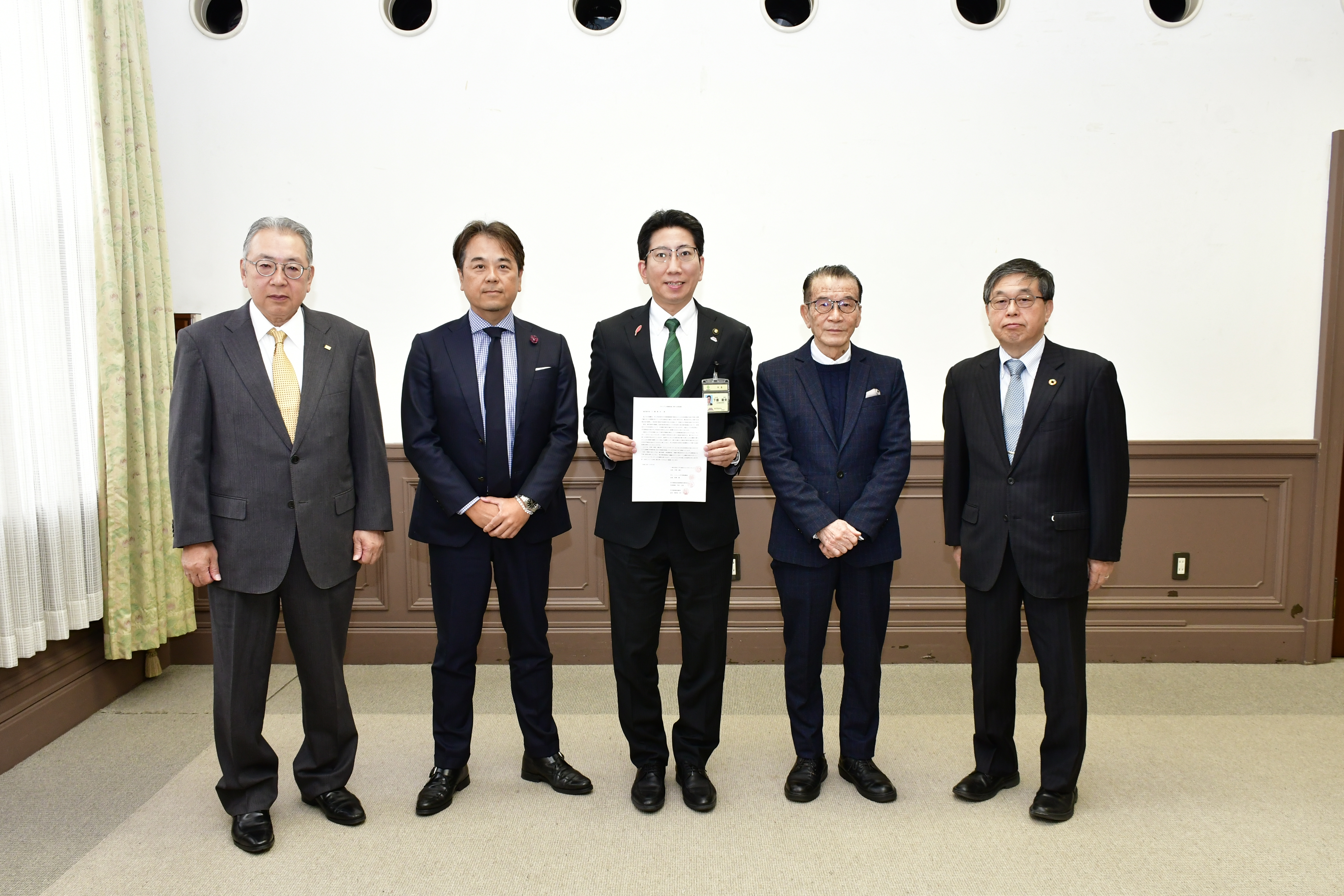 天文館4団体からの要望書提出の様子