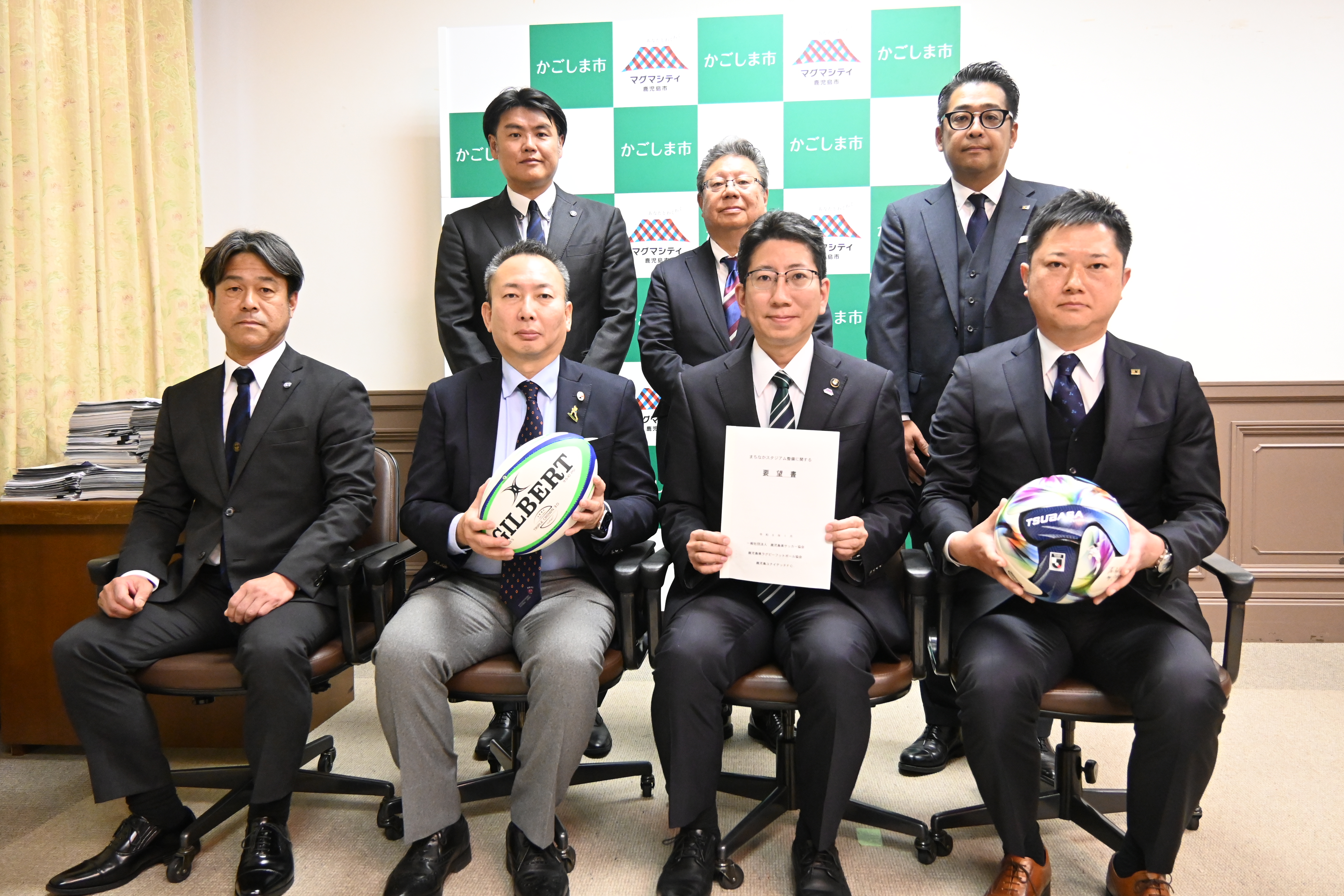 3団体によるまちなかスタジアム整備に関する要望書提出の様子