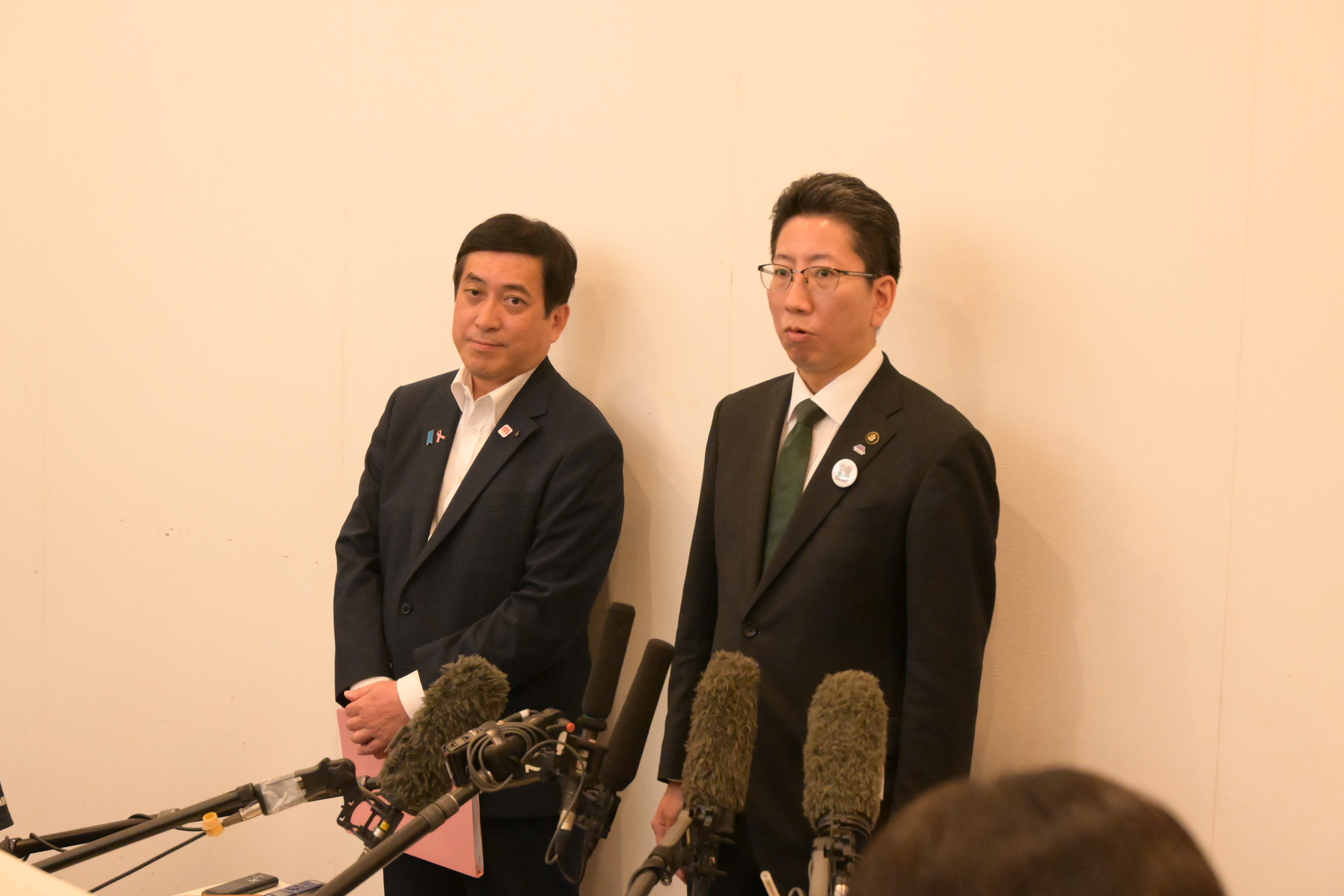 R8県市意見交換会市長と知事の取材の様子