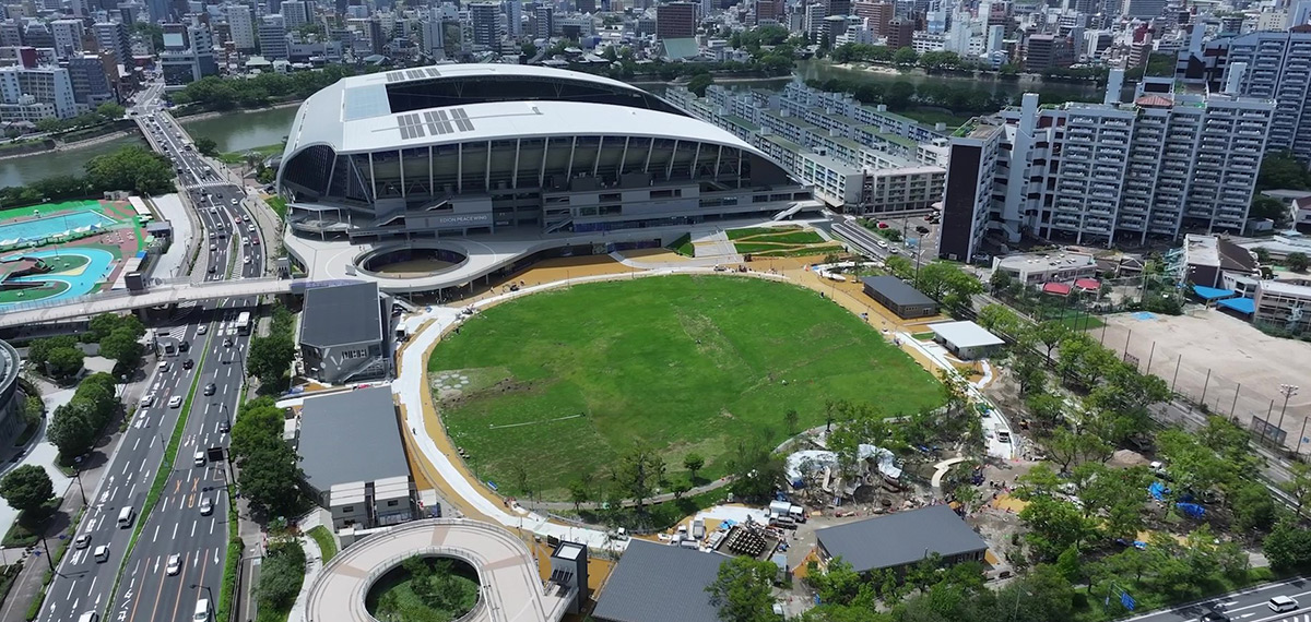まちなかに立地する広島スタジアム