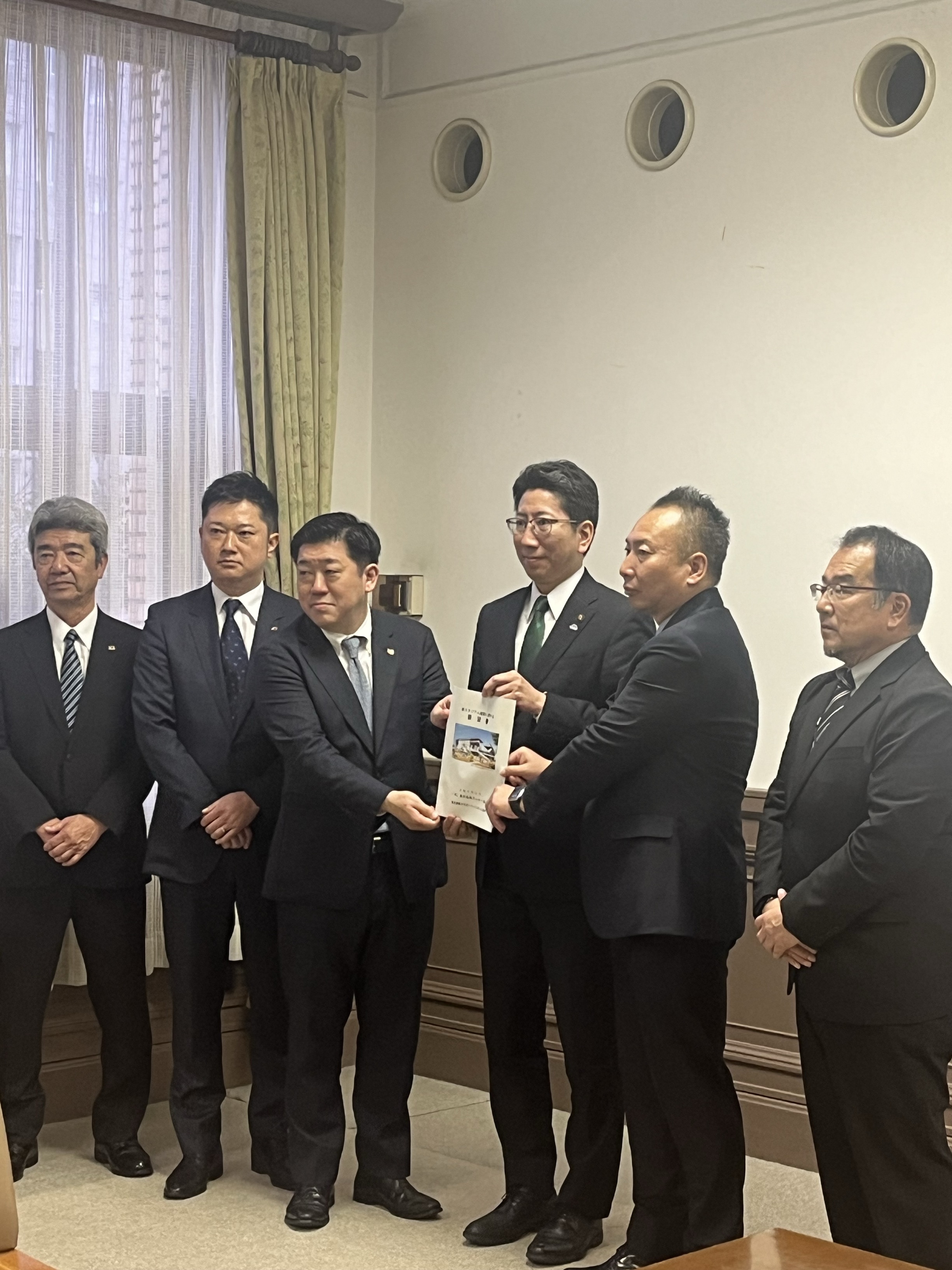 サッカー協会・ラグビー協会からの要望書提出の様子